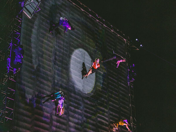 Wired Aerial Theatre – As the World Tipped (UK) - Image Lucy Partington